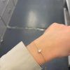 צמיד גולדפילד עדין עם אבן טיפה מנצנצת על היד