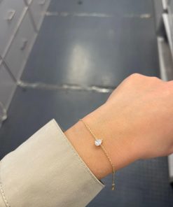 צמיד גולדפילד עדין עם אבן טיפה מנצנצת על היד