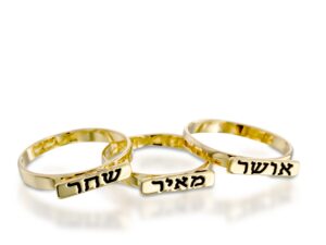 טבעת פלטה עם חריטה שחורה