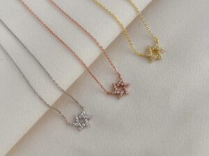 שרשרת מגן דוד מיני משובצת זרקונים