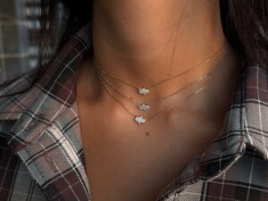 שרשרת חמסה שוכבת- משובצת זרקונים