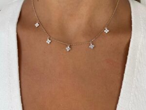 שרשרת עם חמישה תליוני פרח ארבעה זרקונים