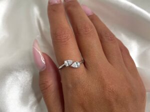 טבעת נפתחת  שתי אבני מרקיז זרקונים- קלאסית