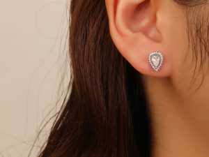 עגיל סוליטר טיפה עם שיבוץ