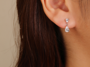 עגיל זרקון טיפה צמוד מתנדנד