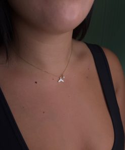 שרשרת סנפיר עם תליון פנינה - שרשרת זהב יוקרתית בעיצוב ים קסום