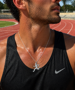 שרשרת איש רץ בשילוב חריטה - תליון רץ כסף לגבר בעיצוב ספורטיבי ואישי עם ראשי תיבות